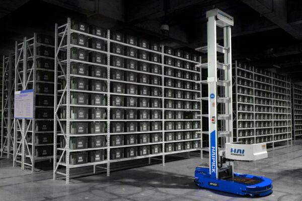 ACR Autonóm ládakezelő robot működés közben egy raktárban